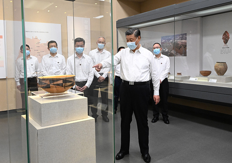 5月16日下午，中共中央总书记、国度主席、中央军委主席习近平在前往陕西西安主持中国－中亚峰会途中，在山西运城博物馆调查。