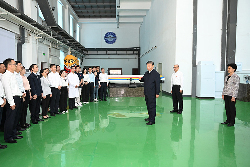 9月6日至8日，中共中央总书记、国度主席、中央军委主席习近平在黑龙江调查。这是7日上午，习近平在哈尔滨工程大学调查时，同师生代表亲切互换。