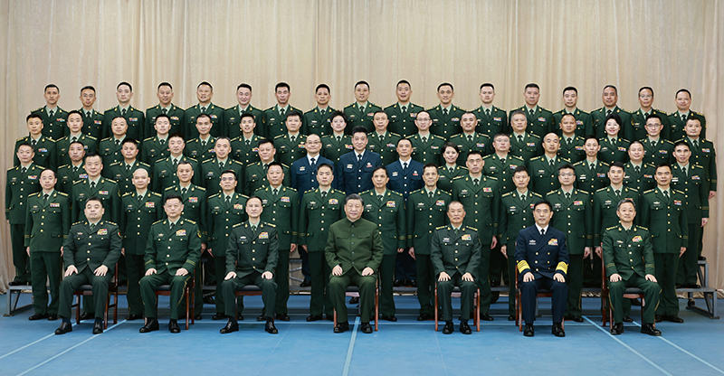 11月29日，中共中央总书记、国度主席、中央军委主席习近平到武警海警总队东海海区指挥部视察。这是习近平亲切接见东海海区指挥部有关同道，同各人合影留想。